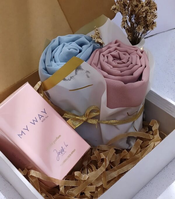 Cadeau box met Parfum “My Way” 100ml - 2 Abaya’s (Licht-Blauw/roos)