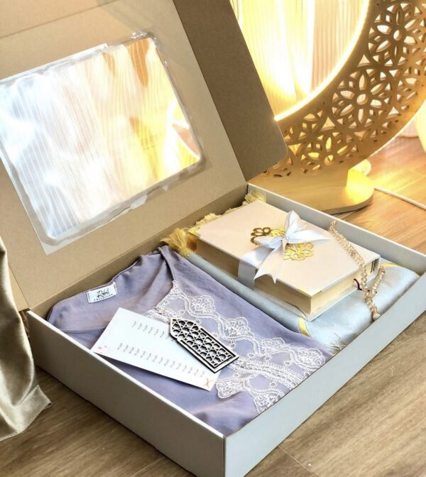 box met paarse abaya, koran en tasbih